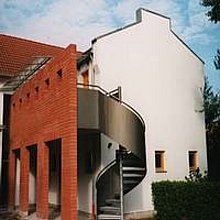 Außenansicht mit Torbogen des Einrichtungshauses des betreuten Wohnens in Darmstadt und Darmstadt-Dieburg